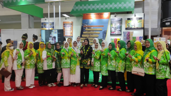 Motif Tengkiang Hadir Dalam Acara APKASI Dengan Warna Cerah